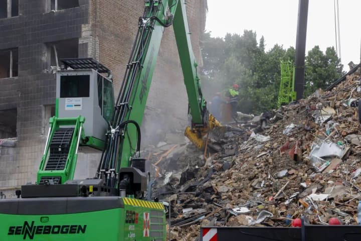 roboty-vedutsia-z-khvylynamy-tyshi-u-zruinovanomu-pidizdi-stolychnoho-budynku-vzhe-vriatuvaly-dvokh-liudei