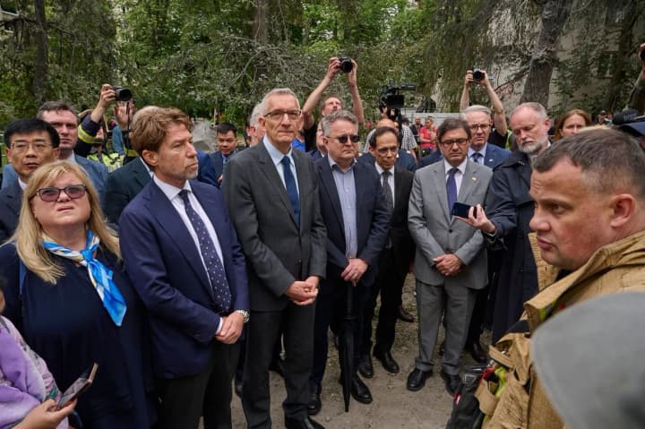 mzs-orhanizuvalo-vizyt-inozemnykh-dyplomativ-do-rozbytoi-pislia-udaru-rf-17-chervnia-bahatopoverkhivky-u-kyievi