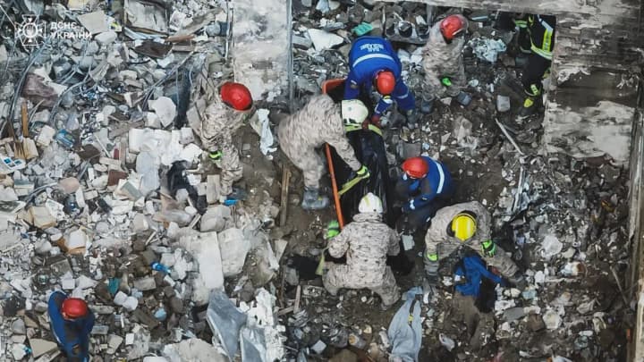 in-kyiv-the-number-of-victims-of-the-russian-attack-has-risen-to-26-21-dead-were-found-under-the-rubble-of-a-nine-story-building