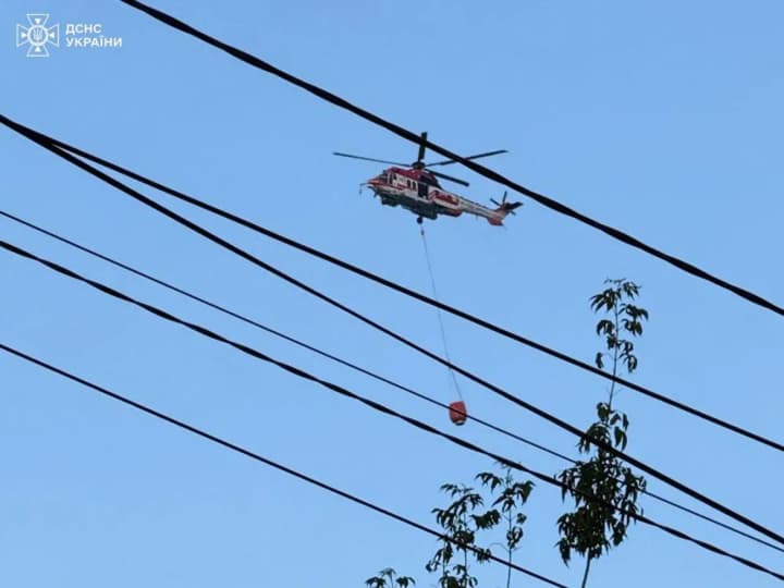 two-helicopters-were-involved-in-extinguishing-fires-at-the-scene-of-the-shelling-in-kyiv-on-june-17-ses