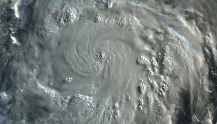 urahan-erik-sformuvavsia-v-tykhomu-okeani-i-priamuie-do-uzberezhzhia-meksyky