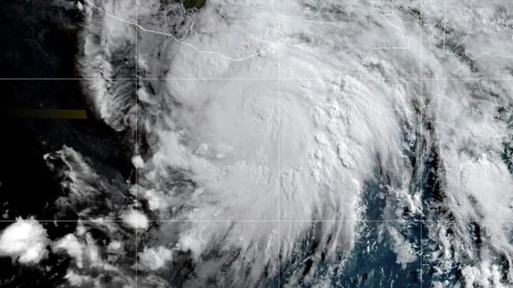 moshchnii-uragan-erik-obrushilsya-na-yug-meksiki-kurortnii-akapulko-pokhozhe-izbezhal-khudshego