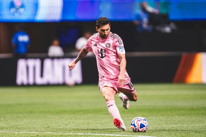 messi-napomnil-o-svoem-klasse-vpechatlyayushchim-golom-so-shtrafnogo-na-klubnom-chm