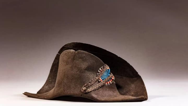 kultovaya-shlyapa-napoleona-i-drugie-relikvii-vistavleni-v-parizhe-pered-auktsionom