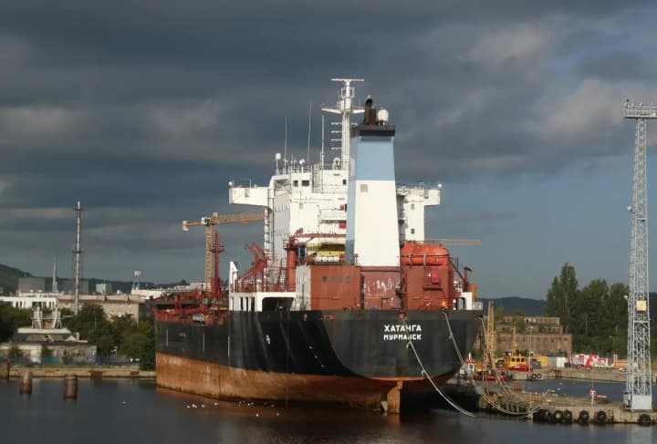 rosiiskyi-tanker-yakyi-visim-rokiv-probuv-u-portu-v-polshchi-pide-na-metalobrukht