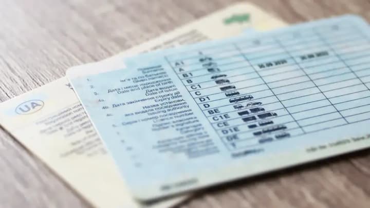 information-about-license-revocation-for-turning-on-hazard-lights-as-a-thank-you-turned-out-to-be-fake-police-refutation