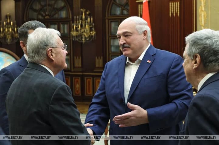 spetsposlanets-trampa-kellog-priekhal-v-minsk-i-vstretilsya-s-lukashenko