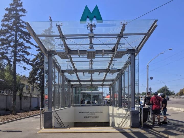stantsiia-metro-sviatoshyn-vykhid-8-do-chornobaivskoi-ploshchi-vidnovyv-svoiu-robotu