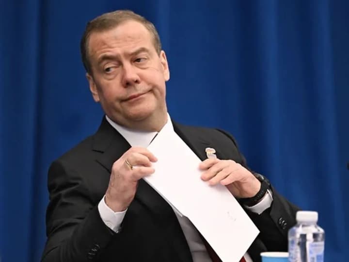 tramp-otreagiroval-na-yadernie-ugrozi-medvedeva-bivshemu-prezidentu-rf-prishlos-opravdivatsya