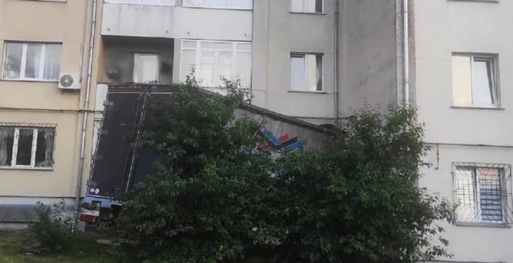 in-lviv-region-a-truck-crashed-into-a-residential-building-details-of-the-accident
