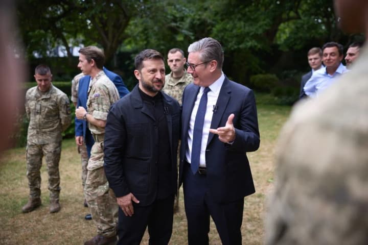 zelenskyi-i-starmer-zustrilysia-z-ukrainskymy-viiskovymy-yaki-prokhodiat-navchannia-u-velykii-brytanii
