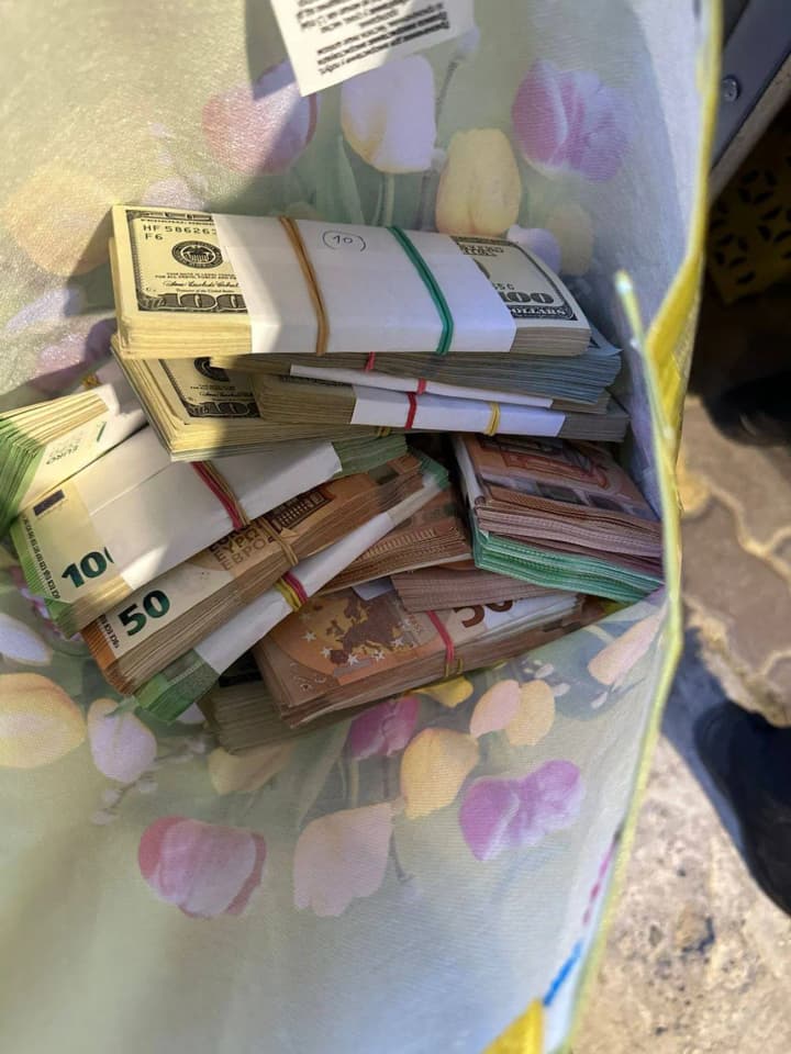 they-tried-to-smuggle-almost-a-quarter-of-a-million-euros-and-dollars-out-of-ukraine-in-a-car-trunk-stopped-at-the-eu-border