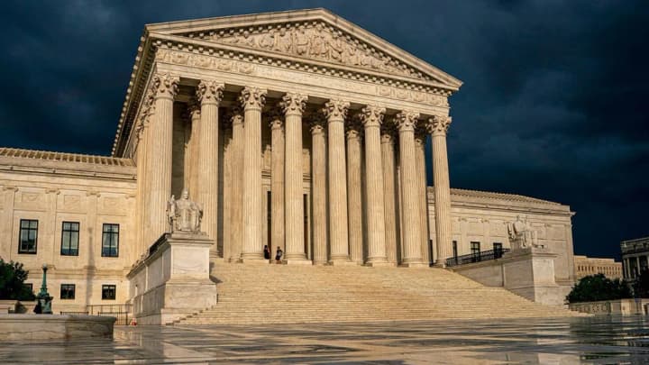 verkhovnyi-sud-ssha-dozvolyv-trampu-deportuvaty-mihrantiv-do-krain-z-yakykh-vony-ne-pokhodiat