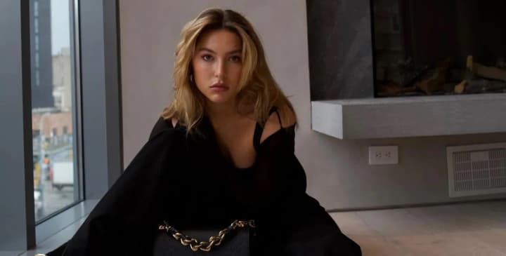 mladshaya-doch-stiva-dzhobsa-prazdnuet-devichnik-na-kapri-pered-svadboi-s-olimpiitsem-garri-charlzom