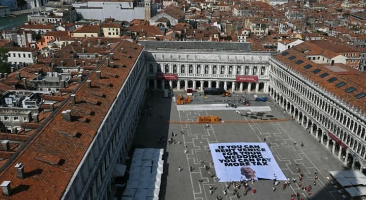 protestuyushchie-v-venetsii-otprazdnovali-pobedu-bezos-perenes-svadbu-iz-tsentra-goroda