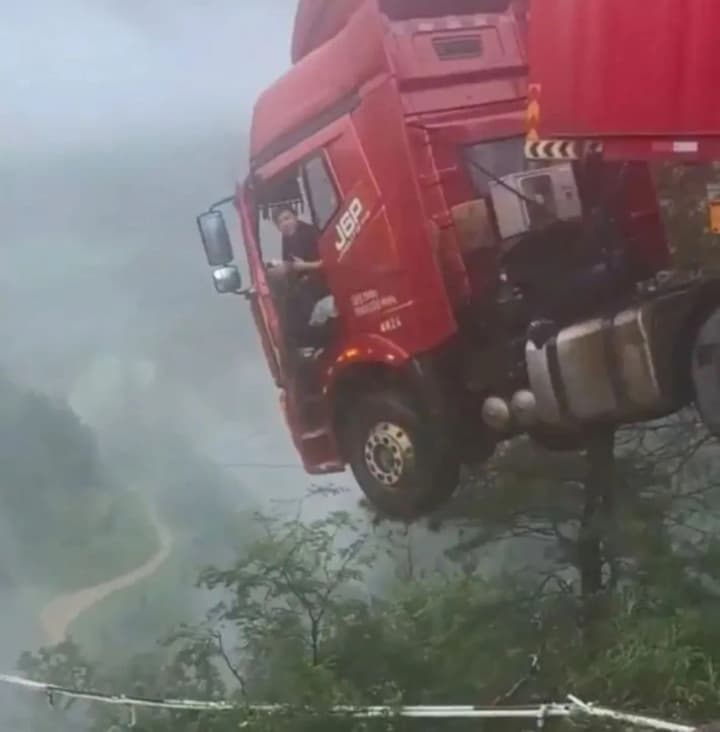 u-kytai-obvalyvsia-mist-vnaslidok-choho-vodii-vantazhivky-zalyshyvsia-vysity-nad-porozhnecheiu