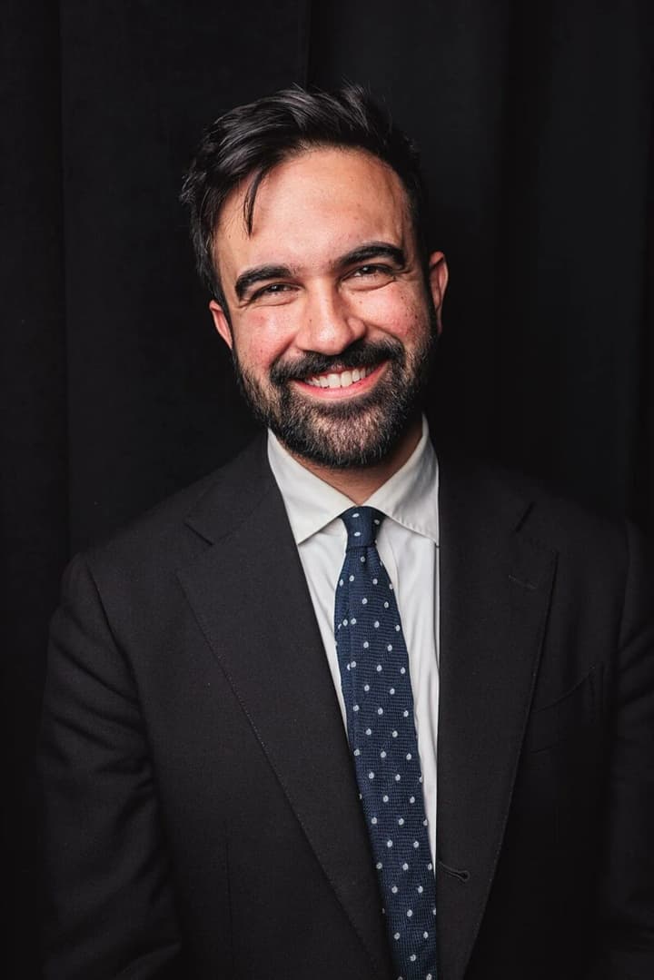 mamdani-vyperedyv-kuomo-na-vnutrishnopartiinykh-vyborakh-mera-niu-iorka