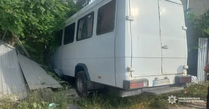 pid-lvovom-zitknulysia-pasazhyrskyi-mikroavtobus-ta-avtivka-6-postrazhdalykh