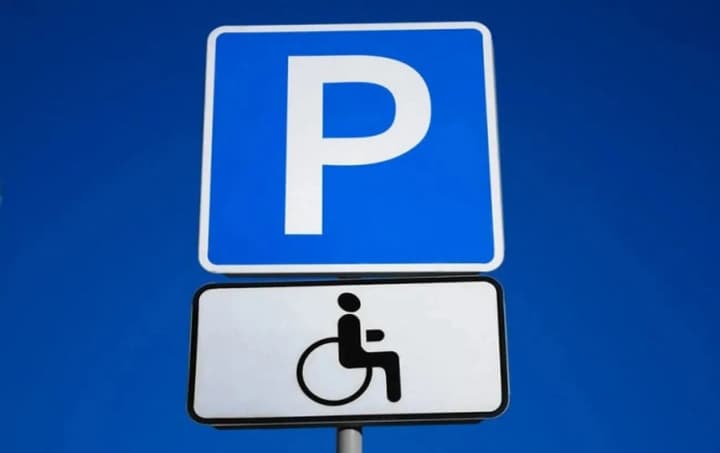 kabmin-proponuie-posylyty-vidpovidalnist-za-bezpidstavne-parkuvannia-na-mistsiakh-dlia-vodiiv-z-invalidnistiu