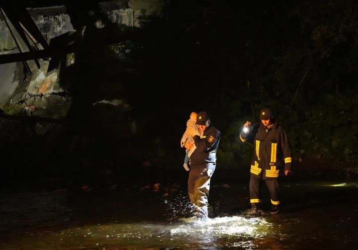 na-zakarpate-obrushilsya-most-rabotniki-gschs-spasli-2-letnego-malchika-i-yego-mat