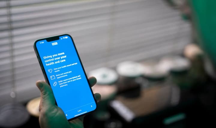 likar-u-kysheni-u-brytanii-zapuskaiut-medychnyi-chat-bot-na-bazi-shi