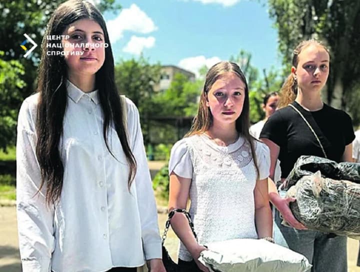 okupanty-prymushuiut-ukrainskykh-shkoliariv-zbyraty-humanitarku-dlia-terorystiv-tsns