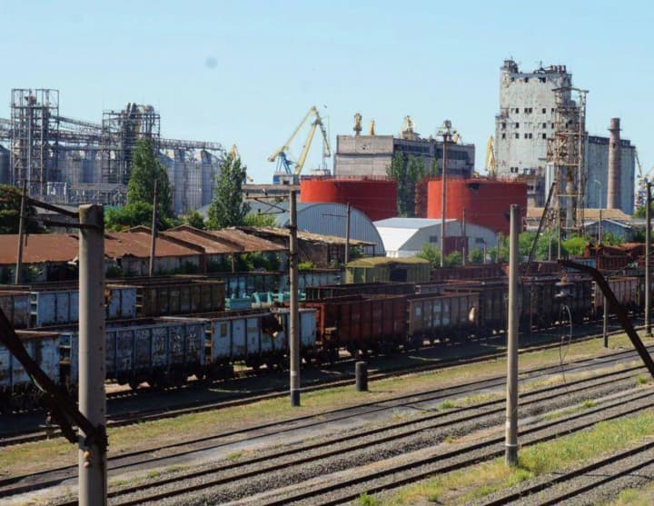 okupanty-aktyvizuvaly-robotu-mariupolskoho-portu-dlia-perevezennia-viiskovykh-vantazhiv-miskrada