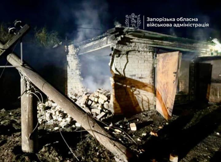 vorozha-ataka-na-zaporizhzhia-spalakhnuly-pozhezhi-poshkodzheni-pidpryiemstvo-ta-harazhi