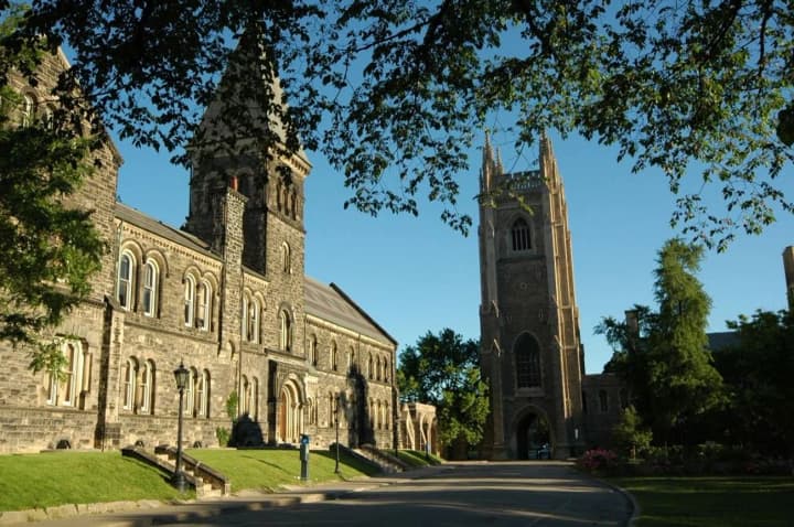 providnyi-kanadskyi-universytet-pryimatyme-studentiv-iz-harvarda-chyi-vizy-anuliuiut-u-ssha