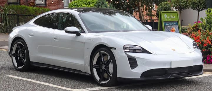 v-etom-godu-v-ukrainu-bilo-vvezeno-131-avto-podpadayushchee-pod-nalog-na-roskosh-samie-populyarnie-porsche-i-mercedes-benz