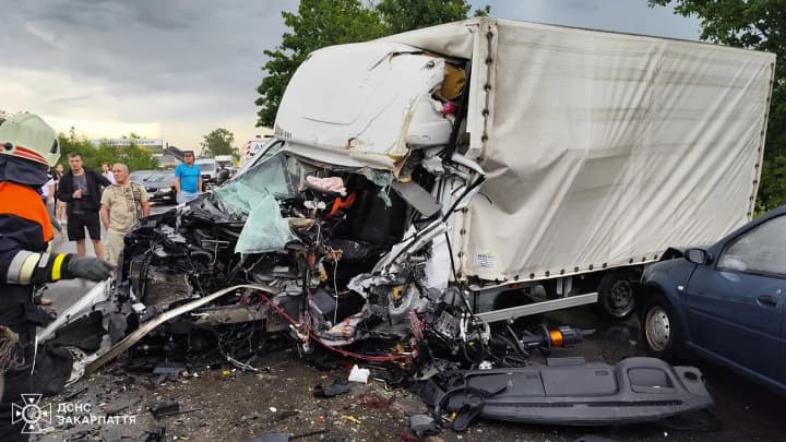 triple-road-accident-involving-a-truck-occurred-in-zakarpattia-five-injured