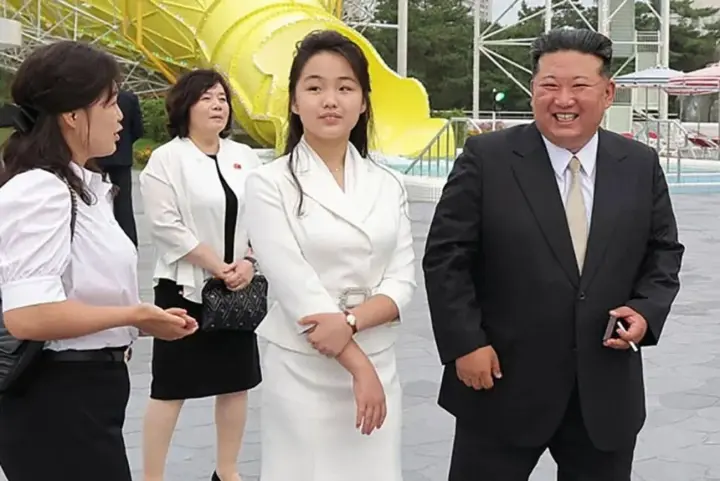 persha-ledi-pivnichnoi-korei-ziavylasia-na-publitsi-z-sumochkoiu-skhozhoiu-na-gucci