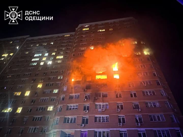 viiska-rf-vdaryla-po-21-poverkhovomu-zhytlovomu-budynku-v-odesi-4-postrazhdalykhu-dsns-pokazaly-naslidky