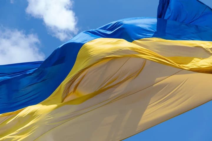 in-kyiv-the-main-flag-of-ukraine-will-be-temporarily-lowered-due-to-bad-weather