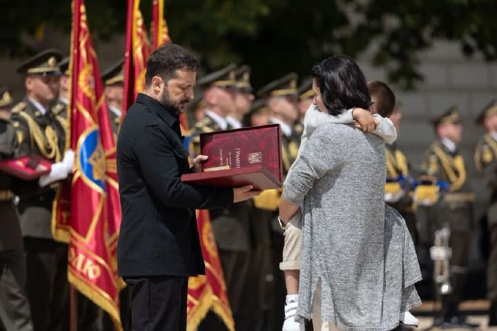 zelenskyi-nahorodyv-vydatnykh-ukraintsiv-do-dnia-konstytutsii