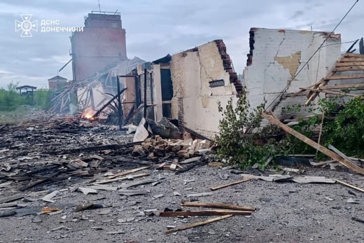 in-donetsk-region-at-night-the-enemy-attacked-novotroitske-with-5-drones-sloviansk-with-another-5-consequences-shown