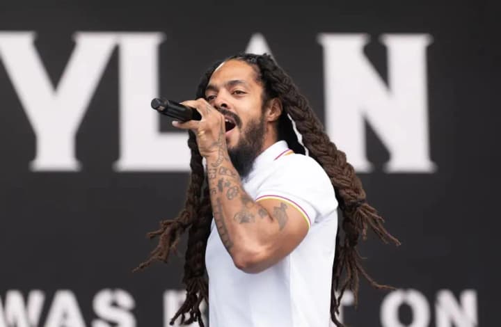 skandal-na-kontserti-v-anhlii-bbc-krytykuiut-za-transliatsiiu-vystupu-boba-vailana-z-antyizrailskymy-haslamy