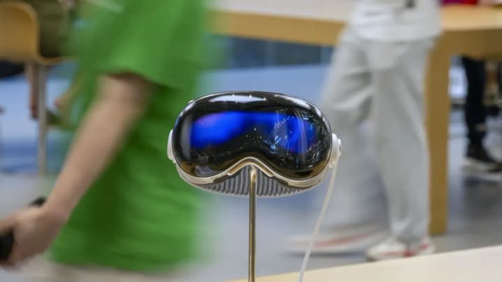 apple-hotuie-sim-novykh-prystroiv-dlia-kriplennia-na-holovu-vid-onovlenoho-vision-pro-do-lehkykh-rozumnykh-okuliariv