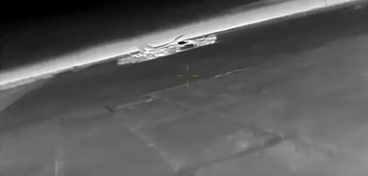 hur-pokazav-ekskliuzyvni-kadry-urazhennia-rosiiskoho-su-30-dronamy-na-aerodromi-v-sakakh