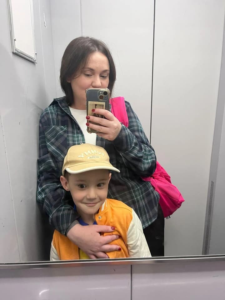 v-kieve-obstrelyali-avto-veteranki-viktorii-dvoretskoi-pulya-proletela-v-15-sm-ot-yee-sina