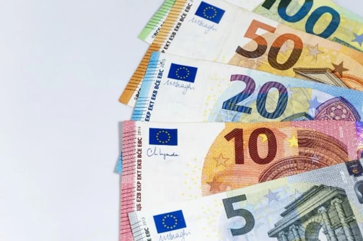 kurs-yevro-snova-rastet-novii-istoricheskii-maksimum-4940-grn