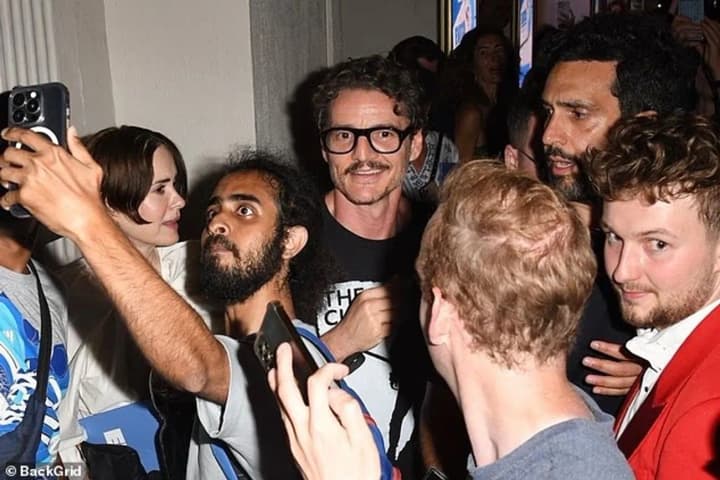 pedro-paskal-upershe-vyishov-u-svit-pislia-superechky-z-roulinh-i-opynyvsia-v-epitsentri-uvahy-fanativ