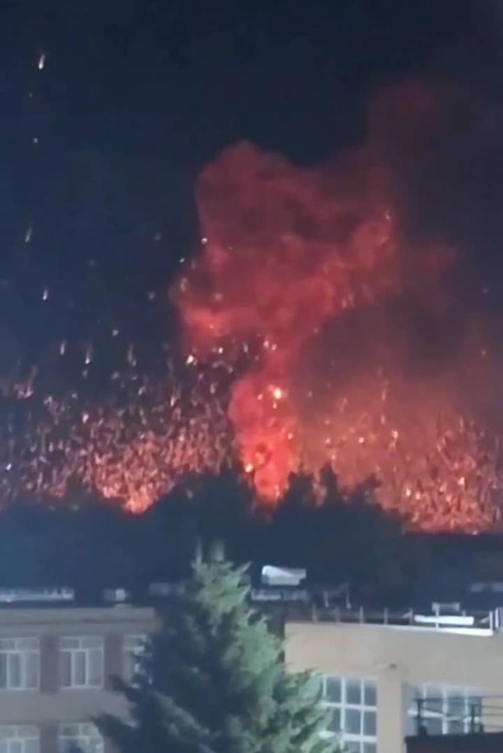 powerful-explosion-in-occupied-khartsyzk-fire-started-ammunition-depot-detonates-video