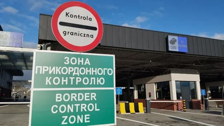 obmezhennia-rukhu-na-kordoni-kpp-shehyni-medyka-pratsiuie-zi-znyzhenoiu-propusknoiu-zdatnistiu