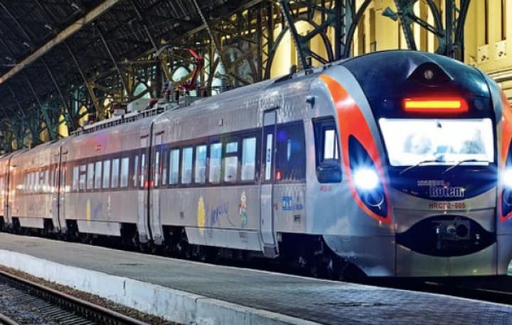 iz-za-ataki-rf-poezda-iz-kieva-otpravlyayutsya-s-zaderzhkoi-kak-kursiruyut