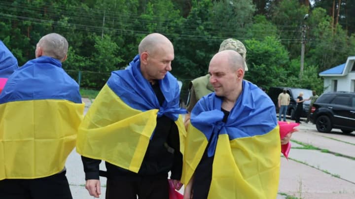 potselui-pervie-zvonki-ulibki-i-slezi-pervie-kadri-s-zashchitnikami-vernuvshimisya-iz-plena