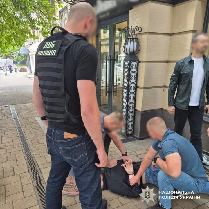 do-moldovy-za-13-tysiach-dolariv-u-stolytsi-politseiski-zatrymaly-nezakonnoho-turahenta