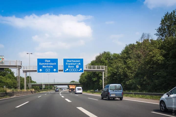 ministr-transporta-frg-ne-vidit-problemi-dlya-vozhdeniya-v-glotke-alkogolya