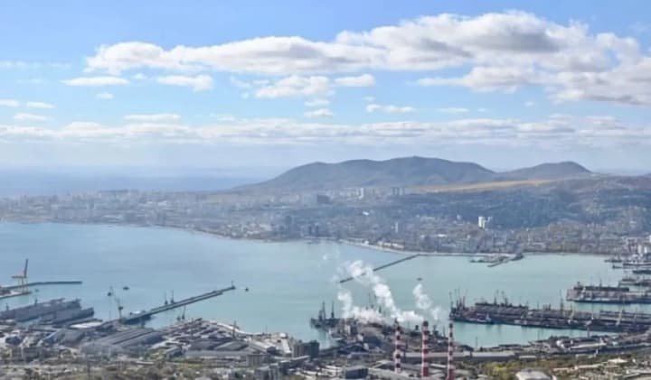 novorossiysk-reported-a-night-attack-by-unmanned-boats-the-kerch-bridge-was-also-closed