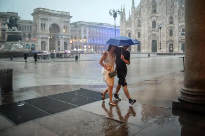 v-italii-cherez-potuzhnyi-shtorm-zahynula-zhinka